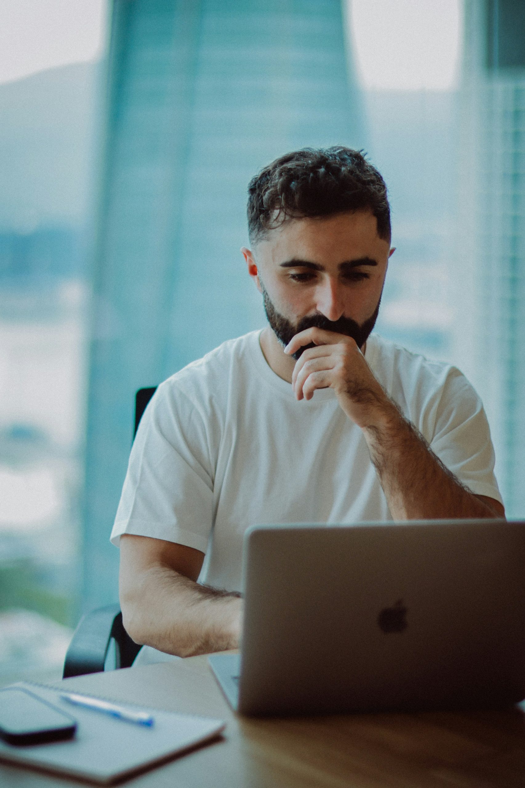 Entrepreneur réfléchissant à son projet de site WordPress